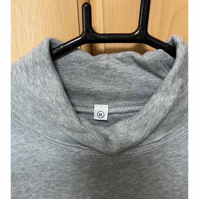 UNIQLO(ユニクロ)のUNIQLO タートルネック　メンズ　XL グレー メンズのトップス(Tシャツ/カットソー(七分/長袖))の商品写真