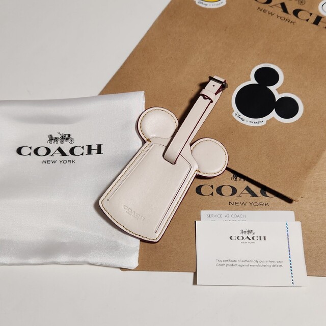 COACH(コーチ)のコーチ×ディズニー　ミッキー　ラゲージタグ　バッグチャーム　ホワイト　国内正規品 レディースのファッション小物(キーホルダー)の商品写真