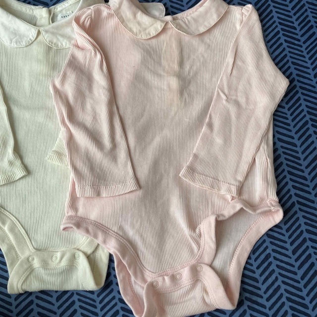 babyGAP(ベビーギャップ)のbaiya ロンパース　無地　襟　ギャップ　まとめ売り　白　70 ピンク　グレー キッズ/ベビー/マタニティのベビー服(~85cm)(ロンパース)の商品写真