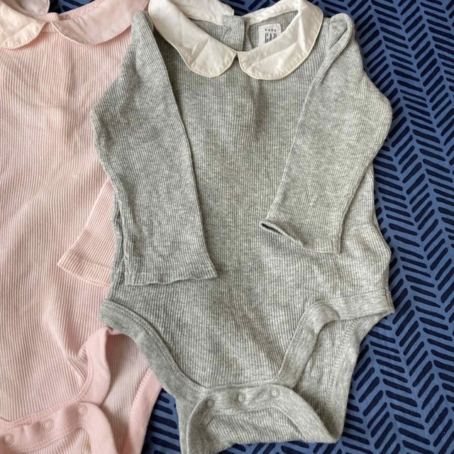 babyGAP(ベビーギャップ)のbaiya ロンパース　無地　襟　ギャップ　まとめ売り　白　70 ピンク　グレー キッズ/ベビー/マタニティのベビー服(~85cm)(ロンパース)の商品写真