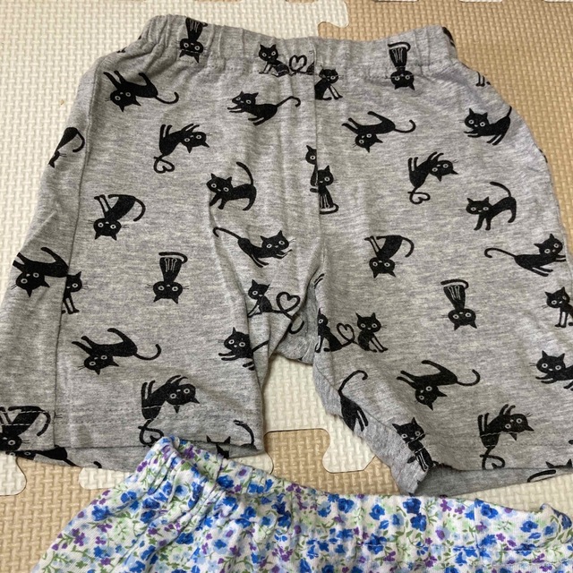 西松屋(ニシマツヤ)の80 半パン　ズボン風スカート　ネコ　花柄　猫ちゃん　パンツ　80 90 キッズ/ベビー/マタニティのベビー服(~85cm)(パンツ)の商品写真