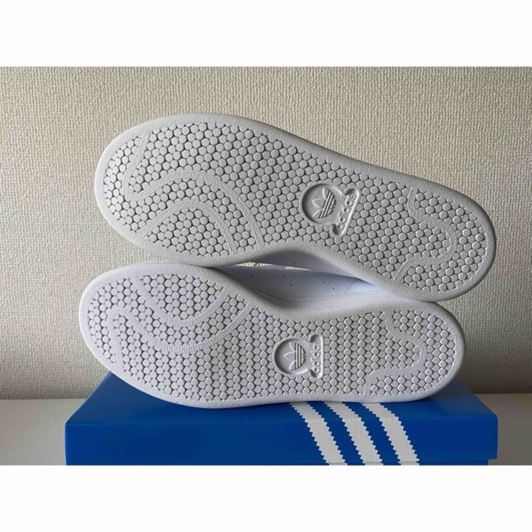 adidas(アディダス)のアディダス スタンスミス ホワイト/オールモスト ライム 新品　24.5cm レディースの靴/シューズ(スニーカー)の商品写真