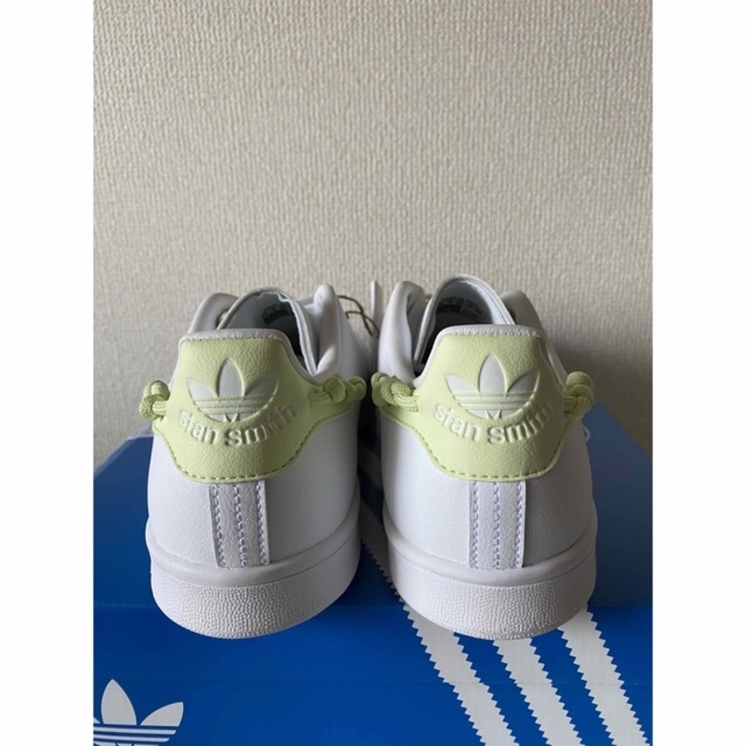 adidas(アディダス)のアディダス スタンスミス ホワイト/オールモスト ライム 新品　24.5cm レディースの靴/シューズ(スニーカー)の商品写真