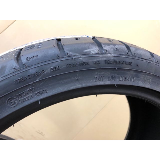 男女兼用 カジュアルウェア 225/40R18 新品未使用 タイヤ 4本セット