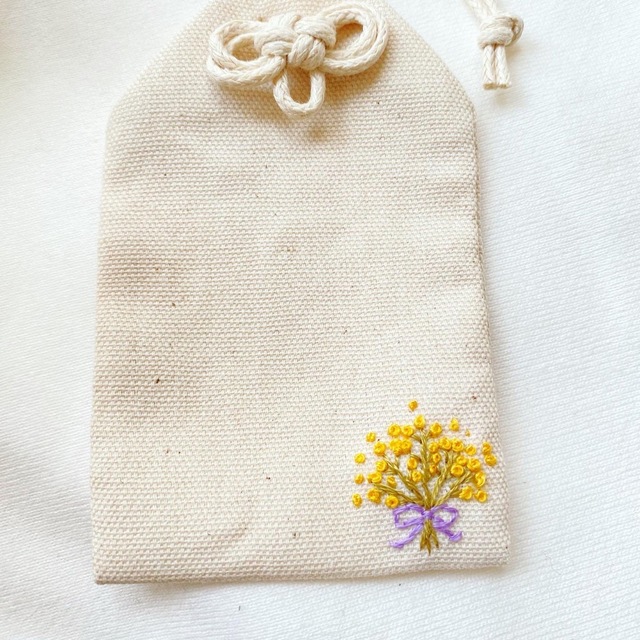 展示品　手刺繍ミモザの花束お守り袋　御守り袋　ハンドメイド