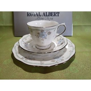 ロイヤルアルバート(ROYAL ALBERT)のロイヤルアルバート サテンローズ カップ＆ソーサー＆ケーキ皿　トリオ 送料無料(食器)