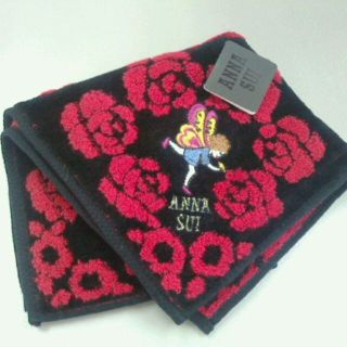 アナスイ(ANNA SUI)のアナスイ・タオルハンカチ（黒ｘ赤バラｘ蝶）(ハンカチ)