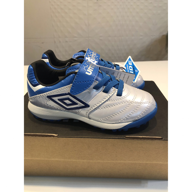 UMBRO(アンブロ)の【新品】UMBRO ACCERATOR SB JR WIDE キッズ/ベビー/マタニティのキッズ靴/シューズ(15cm~)(アウトドアシューズ)の商品写真