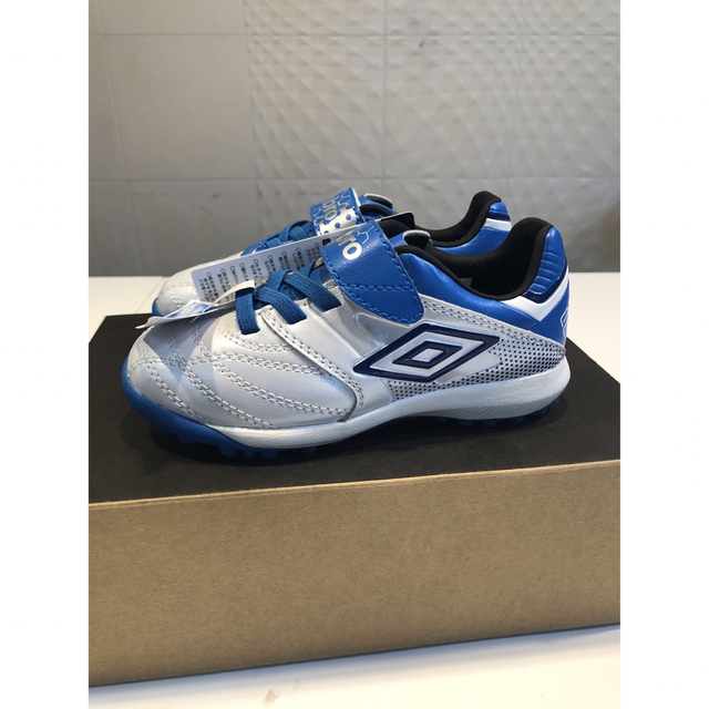 UMBRO(アンブロ)の【新品】UMBRO ACCERATOR SB JR WIDE キッズ/ベビー/マタニティのキッズ靴/シューズ(15cm~)(アウトドアシューズ)の商品写真