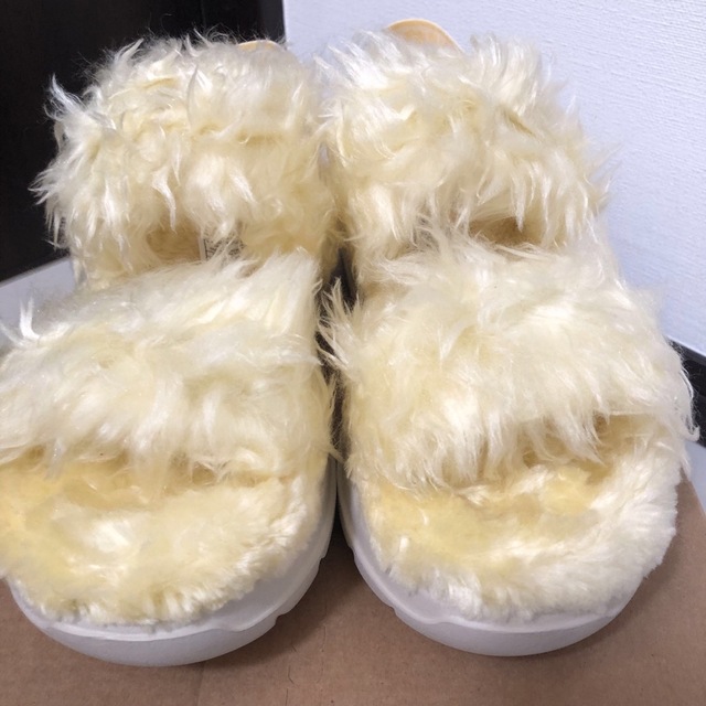 UGG(アグ)の希少完売レアUGG Fluff Sugar Sandalフラッフシュガーサンダル レディースの靴/シューズ(サンダル)の商品写真
