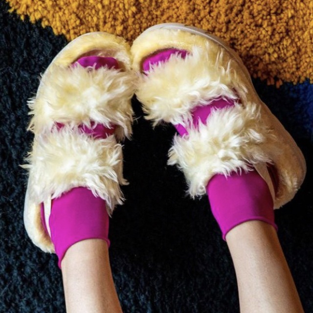 UGG(アグ)の希少完売レアUGG Fluff Sugar Sandalフラッフシュガーサンダル レディースの靴/シューズ(サンダル)の商品写真