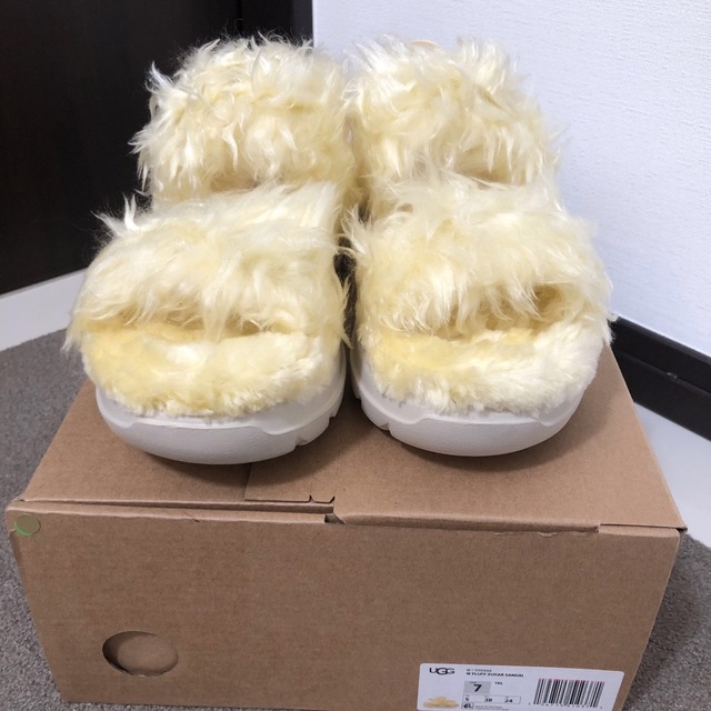 UGG(アグ)の希少完売レアUGG Fluff Sugar Sandalフラッフシュガーサンダル レディースの靴/シューズ(サンダル)の商品写真