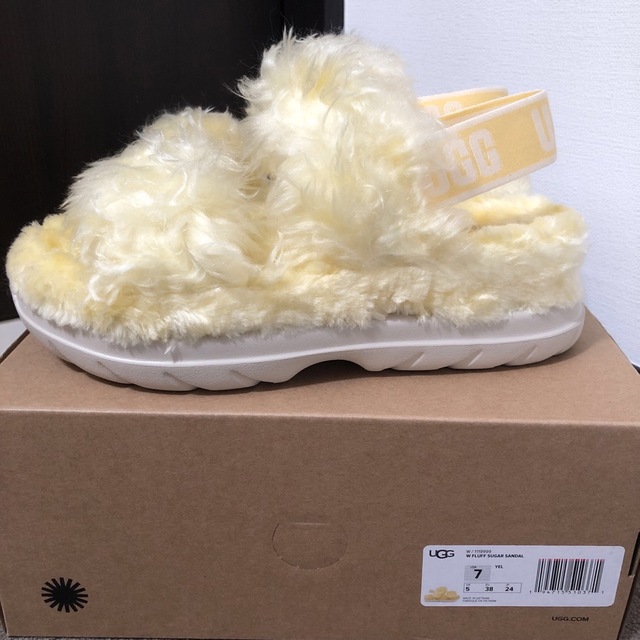 UGG(アグ)の希少完売レアUGG Fluff Sugar Sandalフラッフシュガーサンダル レディースの靴/シューズ(サンダル)の商品写真