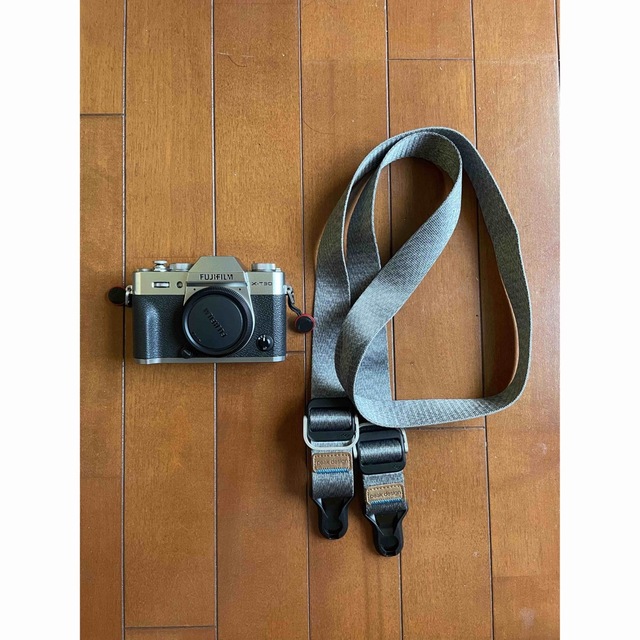 富士フイルム(フジフイルム)の富士フイルム　X-T30 シルバー スマホ/家電/カメラのカメラ(ミラーレス一眼)の商品写真