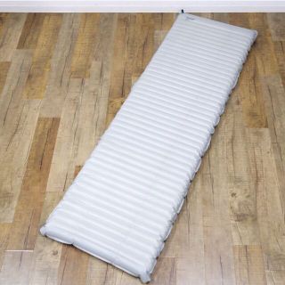 サーマレスト(THERMAREST)の美品 サーマレスト THERMAREST NEOAIR XTHERM ネオエアー Xサーモ 200×65cm インフレータブル マット キャンプ 登山 アウトドア(寝袋/寝具)