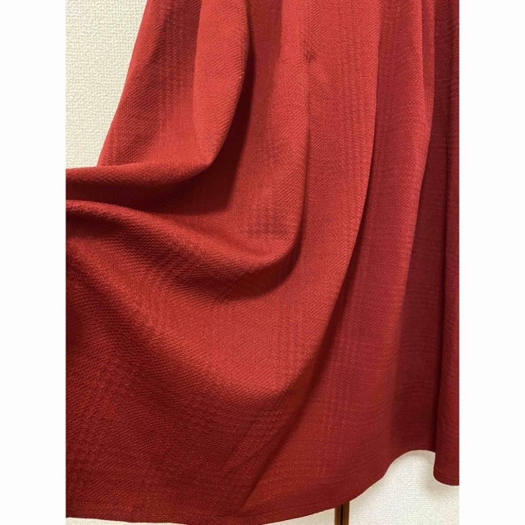 HONEYS(ハニーズ)の美品　赤　フレア　スカート　膝丈 レディースのスカート(ひざ丈スカート)の商品写真