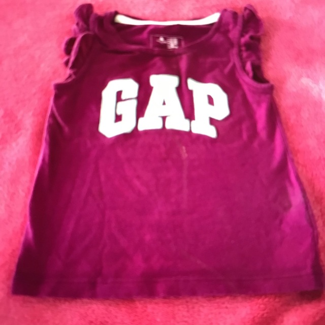 babyGAP(ベビーギャップ)のbaby GAP 紫 トップス　パープル　ノースリーブ キッズ/ベビー/マタニティのキッズ服女の子用(90cm~)(Tシャツ/カットソー)の商品写真