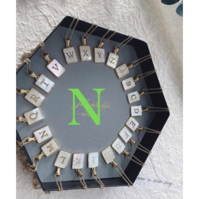 《N》ゴールド　イニシャル　ネックレス 　ステンレス　シェル メンズのアクセサリー(ネックレス)の商品写真
