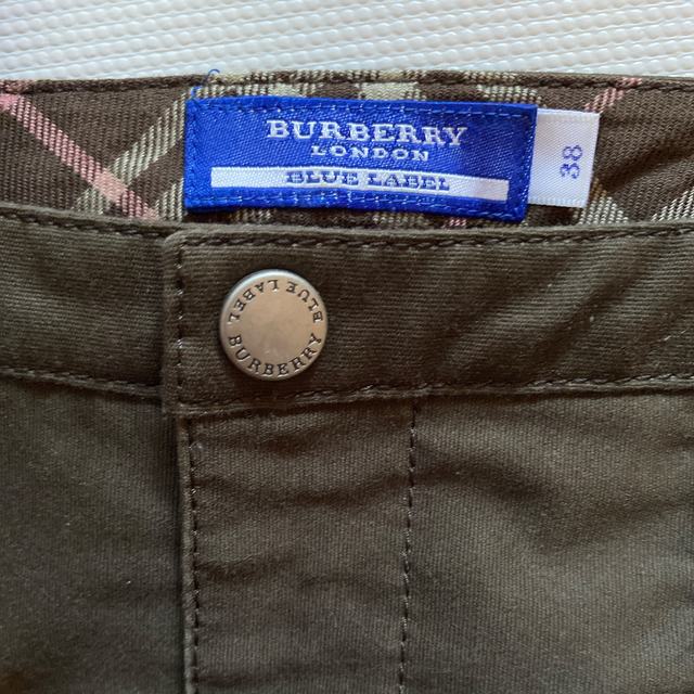 BURBERRY(バーバリー)の美品　バーバリー　カーキ　膝丈スカート レディースのスカート(ひざ丈スカート)の商品写真