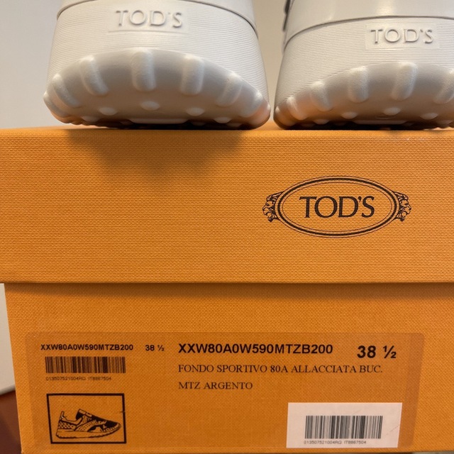 TOD'S(トッズ)の【TOD'S】 新品・未使用　トッズ　シルバー　スニーカー レディースの靴/シューズ(スニーカー)の商品写真
