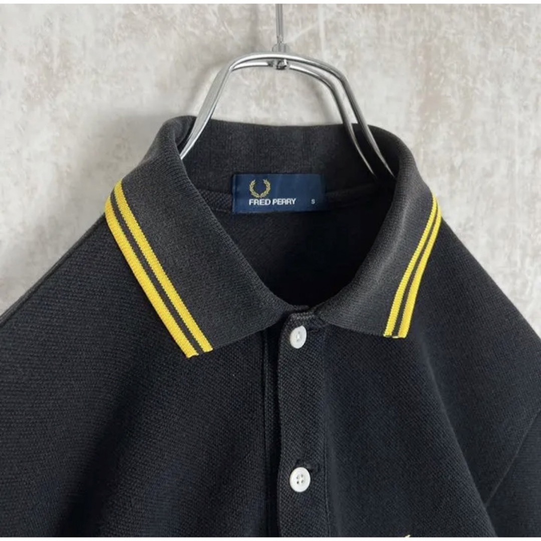 FRED PERRY(フレッドペリー)のFred Perry フレッドペリー ポロシャツ ブラック イエロー 黒 黄色 レディースのトップス(ポロシャツ)の商品写真
