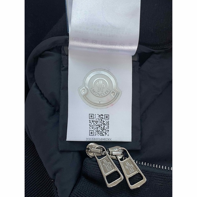 MONCLER(モンクレール)の2022年購入モンクレール★現行ハイブリッドダウンL★レザーワッペン極美品 メンズのジャケット/アウター(ダウンジャケット)の商品写真