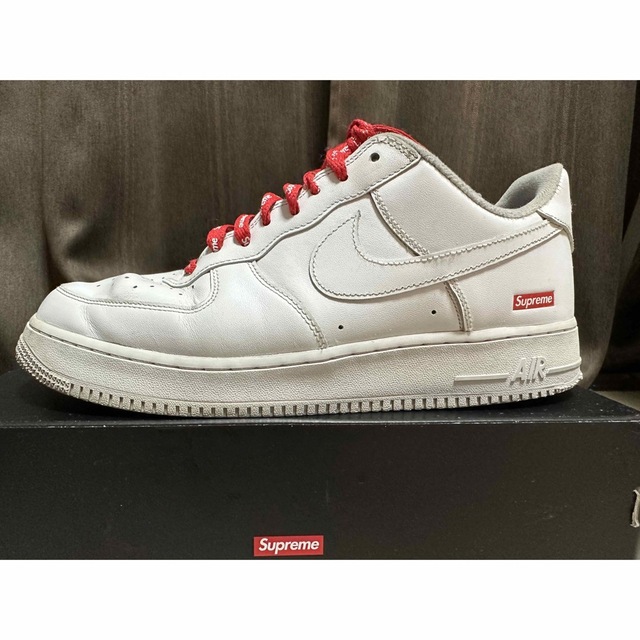 NIKE(ナイキ)のナイキ × シュプリーム コラボレーションスニーカー AF1 28.5センチ メンズの靴/シューズ(スニーカー)の商品写真