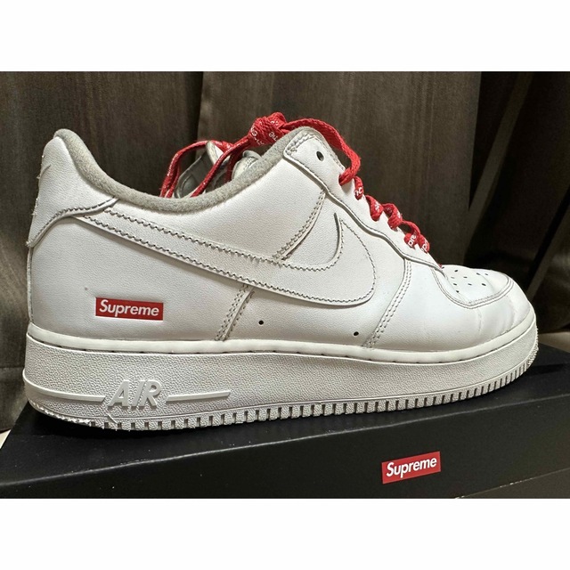 NIKE(ナイキ)のナイキ × シュプリーム コラボレーションスニーカー AF1 28.5センチ メンズの靴/シューズ(スニーカー)の商品写真