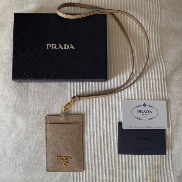 PRADA ストラップ付カードホルダー♡ - パスケース/IDカードホルダー