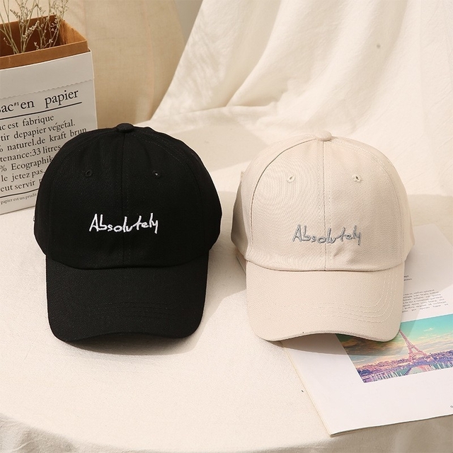ライトベージュ レディース メンズ シンプル ロゴキャップ 帽子 男女兼用 メンズの帽子(キャップ)の商品写真