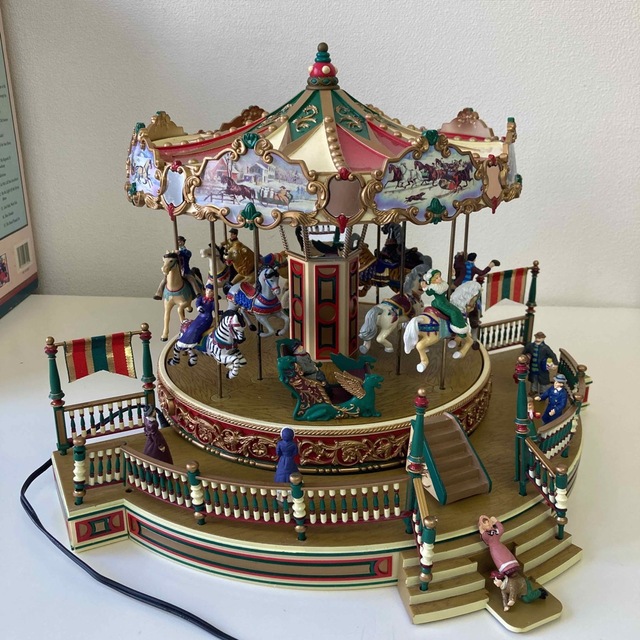Begin掲載 HOLIDAY AROUND THE CAROUSEL メリーゴーランド
