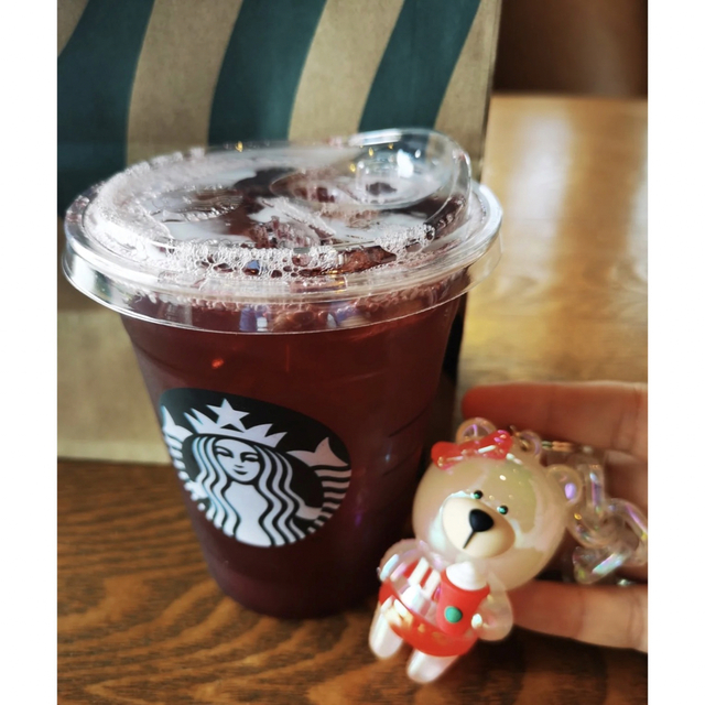 Starbucks(スターバックス)の新品未使用　スターバックス  キーホルダー　マスコット　クマ　夏　海外限定　レア レディースのファッション小物(キーホルダー)の商品写真