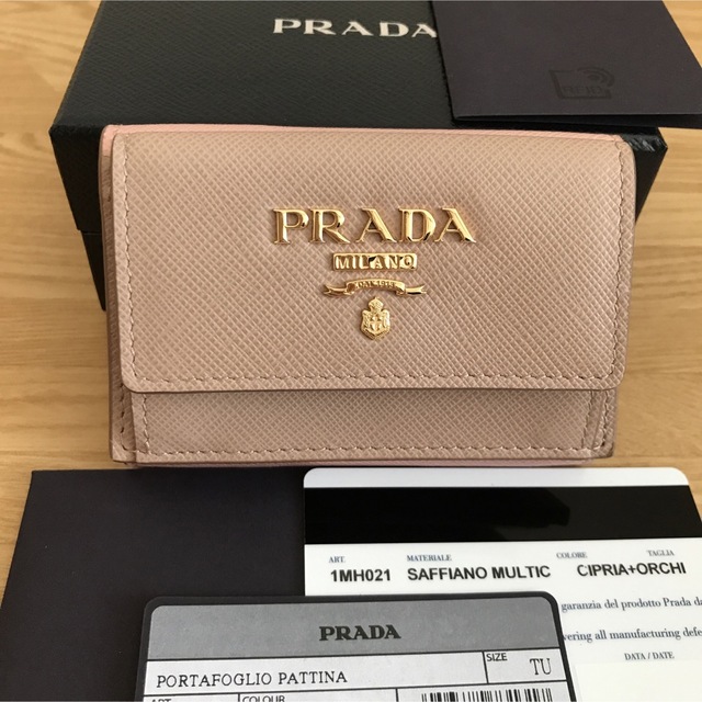 ✨極美品✨️プラダ PRADA 三つ折財布 サフィアーノ  水色 希少色 人気