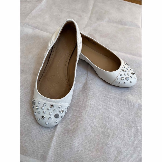 UGG(アグ)のugg ビジューパンプス 白 ローヒールサイズ22 ホワイト レディースの靴/シューズ(バレエシューズ)の商品写真
