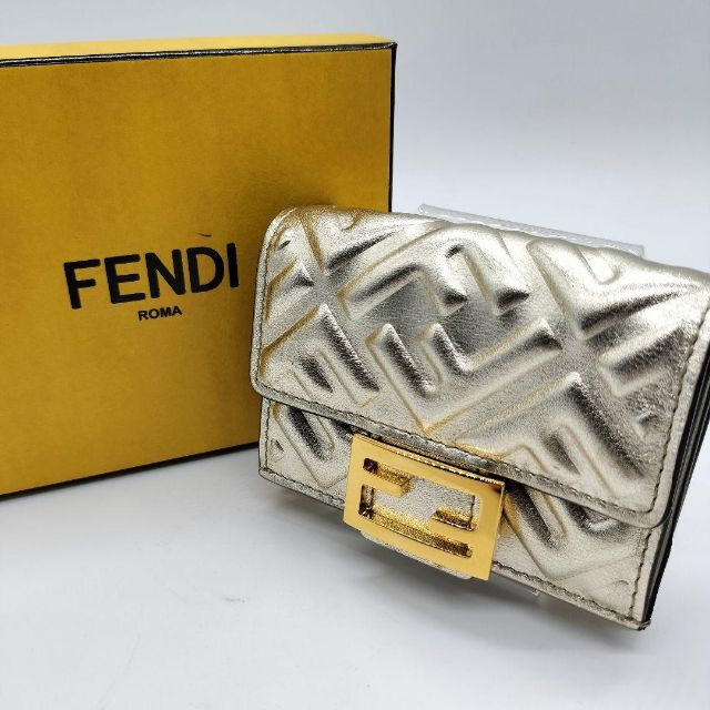 新作入荷!! フェンディ三つ折り財布黒ブラックはゴールド金具ズッカ柄