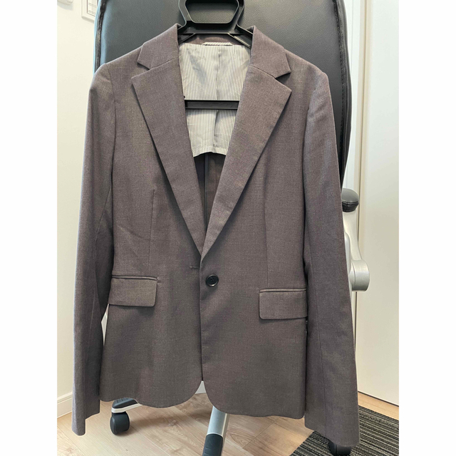 THE SUIT COMPANY(スーツカンパニー)のグレー　ウォッシャブルスカートスーツ レディースのフォーマル/ドレス(スーツ)の商品写真