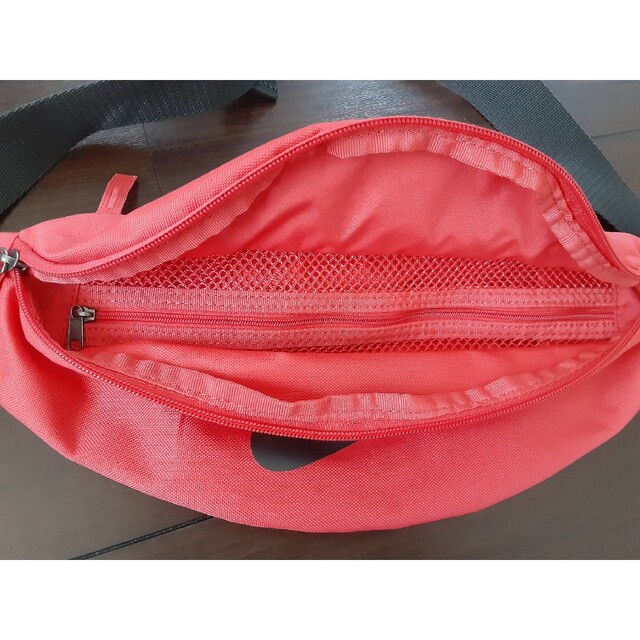 NIKE(ナイキ)のNIKE(ナイキ)ショルダーバッグ　3ポケット　赤　レッド　ウエストポーチ メンズのバッグ(ショルダーバッグ)の商品写真