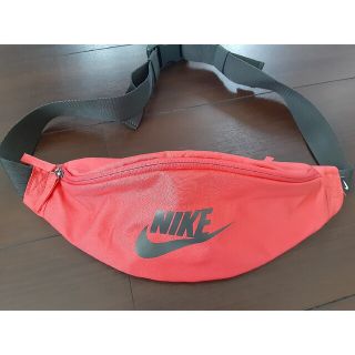 ナイキ(NIKE)のNIKE(ナイキ)ショルダーバッグ　3ポケット　赤　レッド　ウエストポーチ(ショルダーバッグ)