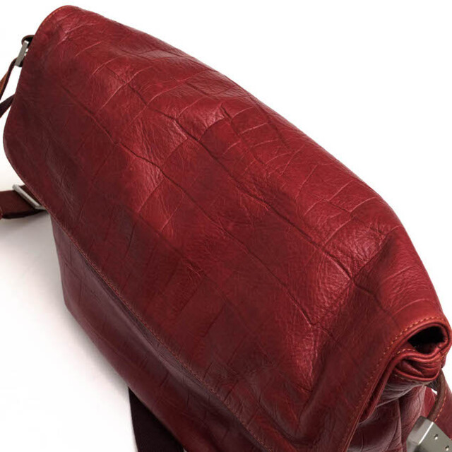 aniary(アニアリ)のアニアリ／aniary バッグ ショルダーバッグ 鞄 メンズ 男性 男性用レザー 革 本革 レッド ブラウン 赤 茶  AYS410 メッセンジャーバッグ クロコ型押し メンズのバッグ(ショルダーバッグ)の商品写真