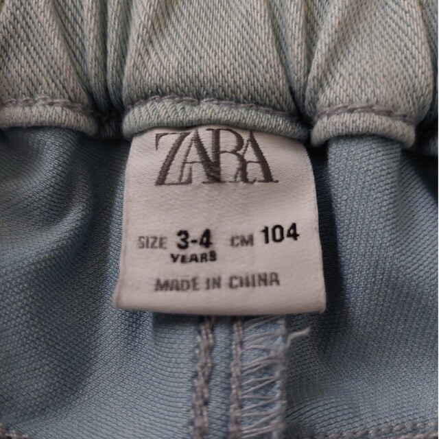 ZARA KIDS(ザラキッズ)のZARAベビー ライトブルー ストレッチデニム 104cm キッズ/ベビー/マタニティのキッズ服男の子用(90cm~)(パンツ/スパッツ)の商品写真