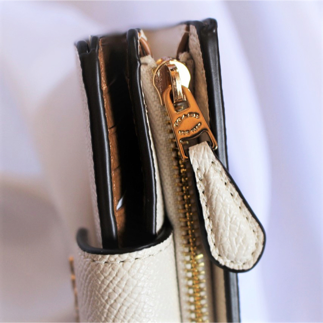 新品⭐️COACH 上品なベージュのクロスグレーンレザー 二つ折り財布