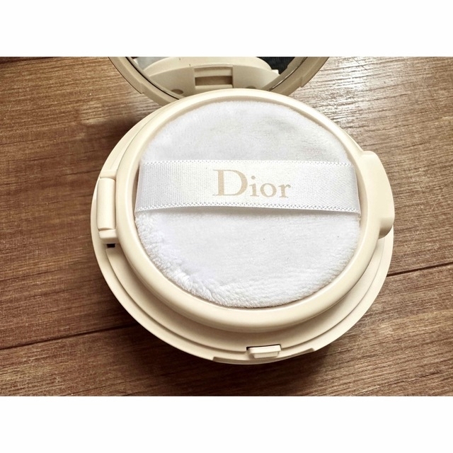 Dior(ディオール)のディオール ディオールスキン フォーエヴァー クッション パウダー  right コスメ/美容のベースメイク/化粧品(フェイスパウダー)の商品写真