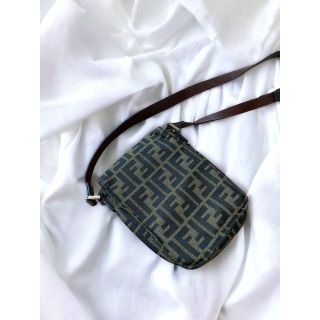 FENDI - FENDI ショルダーバッグ ボディバック ズッカの通販 by Les