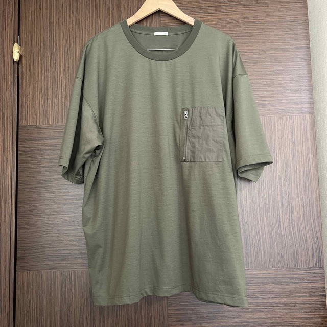 GU(ジーユー)のGUオーバーサイズTシャツ　カーキ　XXL メンズのトップス(Tシャツ/カットソー(半袖/袖なし))の商品写真