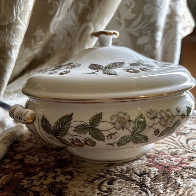 WEDGWOOD(ウェッジウッド)の希少品！英国製 黒壺 Wedgwood  strawberry hill エンタメ/ホビーの美術品/アンティーク(陶芸)の商品写真