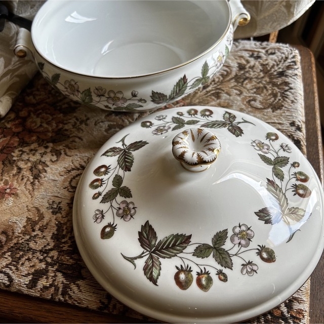 WEDGWOOD(ウェッジウッド)の希少品！英国製 黒壺 Wedgwood  strawberry hill エンタメ/ホビーの美術品/アンティーク(陶芸)の商品写真