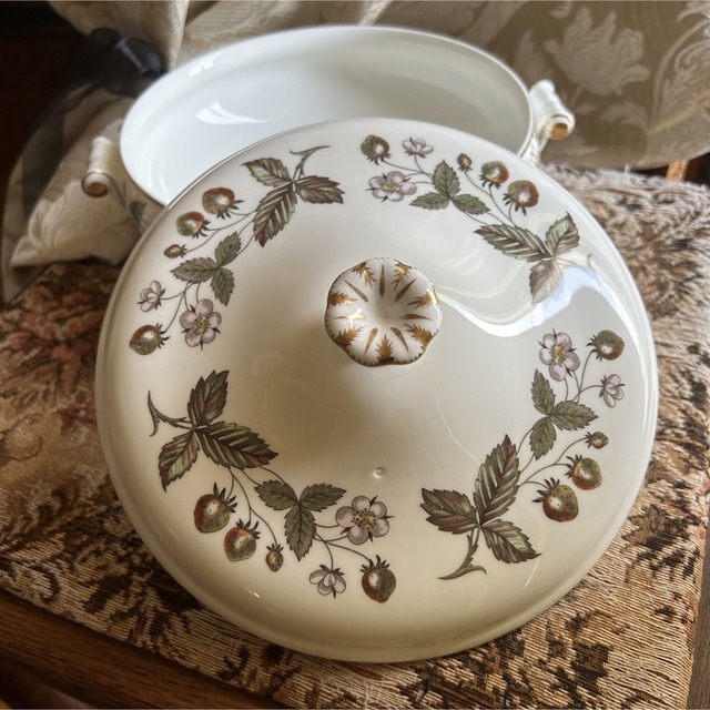 WEDGWOOD(ウェッジウッド)の希少品！英国製 黒壺 Wedgwood  strawberry hill エンタメ/ホビーの美術品/アンティーク(陶芸)の商品写真