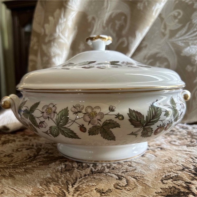 WEDGWOOD(ウェッジウッド)の希少品！英国製 黒壺 Wedgwood  strawberry hill エンタメ/ホビーの美術品/アンティーク(陶芸)の商品写真