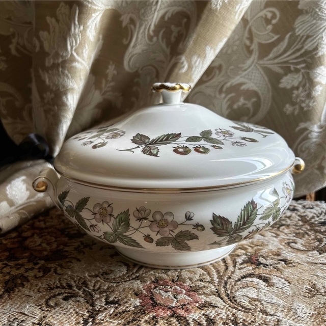 WEDGWOOD(ウェッジウッド)の希少品！英国製 黒壺 Wedgwood  strawberry hill エンタメ/ホビーの美術品/アンティーク(陶芸)の商品写真