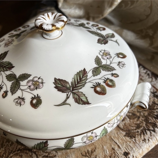 WEDGWOOD(ウェッジウッド)の希少品！英国製 黒壺 Wedgwood  strawberry hill エンタメ/ホビーの美術品/アンティーク(陶芸)の商品写真